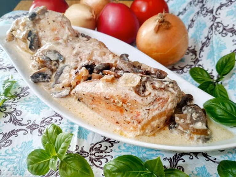 Kurczak zapiekany z pieczarkami i śmietaną