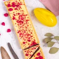 Mazurek z malinami i polewą z mleka w proszku