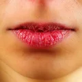 Praktyczny sposób na peeling ust!
