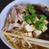 Ramen z kurczakiem i wędzonym tofu