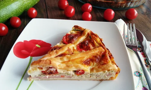 Tarta z ciasta francuskiego z cukinią