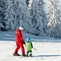 Od jakiego wieku można uczyć dziecko na nartach lub snowboardzie? Kompleksowy poradnik dla rodziców