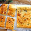 Focaccia z rozmarynem i solą morską