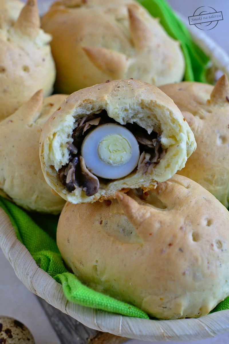 Drożdżowe bułeczki-zajączki (z pieczarkami i przepiórczym jajkiem)