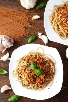 Spaghetti z mięsem wołowym, oliwkami, kukurydzą i sosem pomidorowo-czosnkowym!