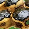 Łaciate muffinki z polewą czekoladową