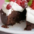 Torcik brownie z kremem i malinami