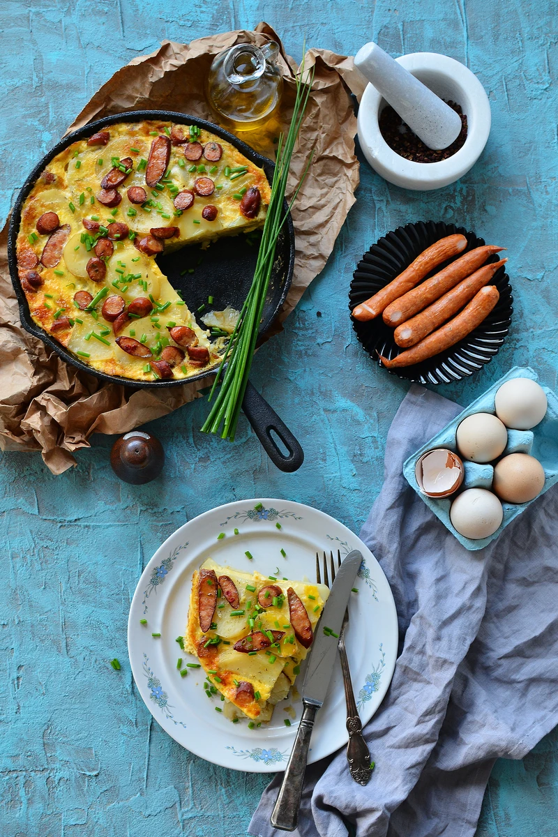 FRITTATA Z MŁODYCH ZIEMNIAKÓW, KIEŁBASEK I SZCZYPIORKU!