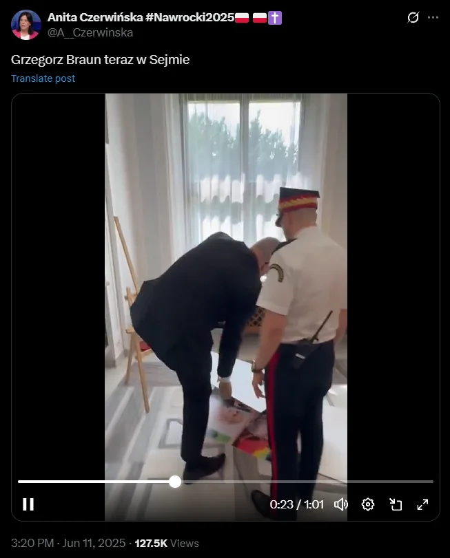 Zdjęcie Szokujące sceny w Sejmie! Grzegorz Braun zerwał i podeptał plakaty wystawy! #1