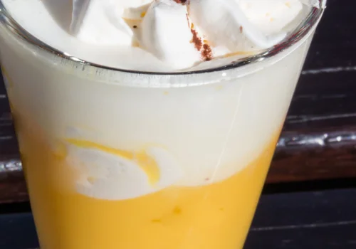 Ajerkoniak na ciepło, czyli Bombardino! Przepis na kultowy koktajl z Włoch