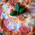 Tarta z ciasta francuskiego z pomidorami i mozzarellą