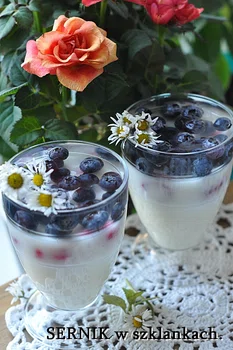Sernik w szklankach z owocami