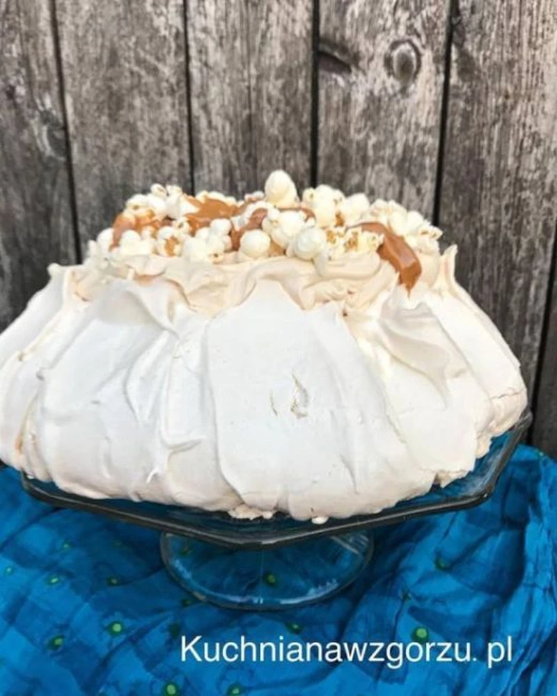 Tort Pavlova z karmelem i pop cornem