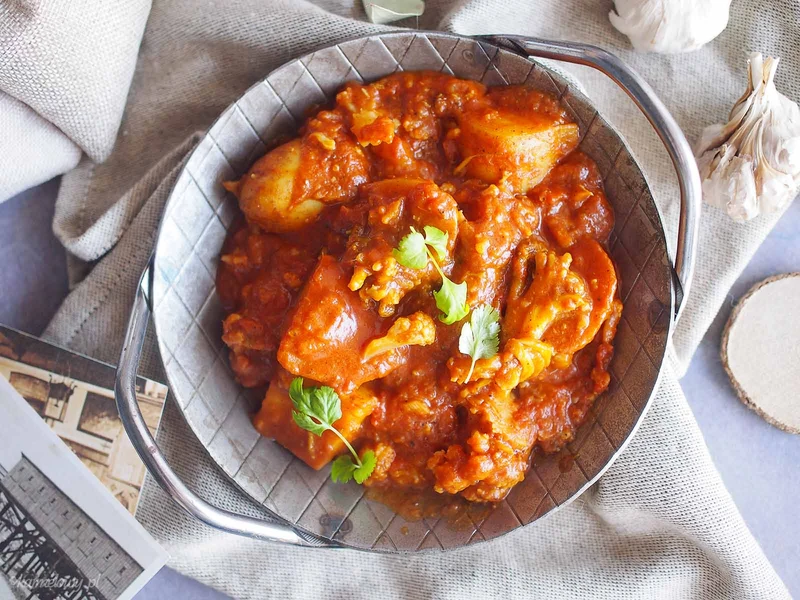 Curry z ziemniakami i kalafiorem
