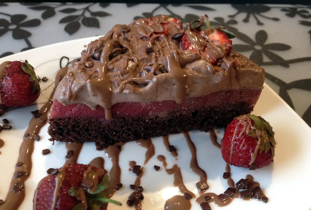 Ciasto Meeega czekoladowe z musem truskawkowym