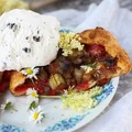 Mini galette z truskawkami, karmelizowanym rabarbarem i gałką lodów waniliowych z oreo