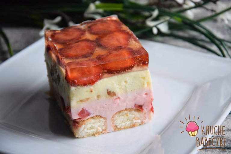 CIASTO JOGURTOWE BEZ PIECZENIA Z TRUSKAWKAMI I BANANEM