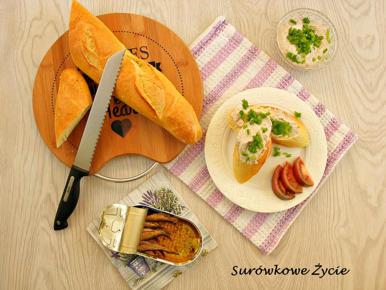 Pasta rybna do kanapek , przekąska ze szprotek wędzonych