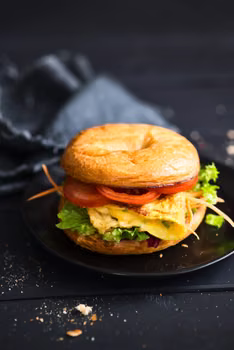 Burger (bajgiel) śniadaniowy z omletem jajecznym