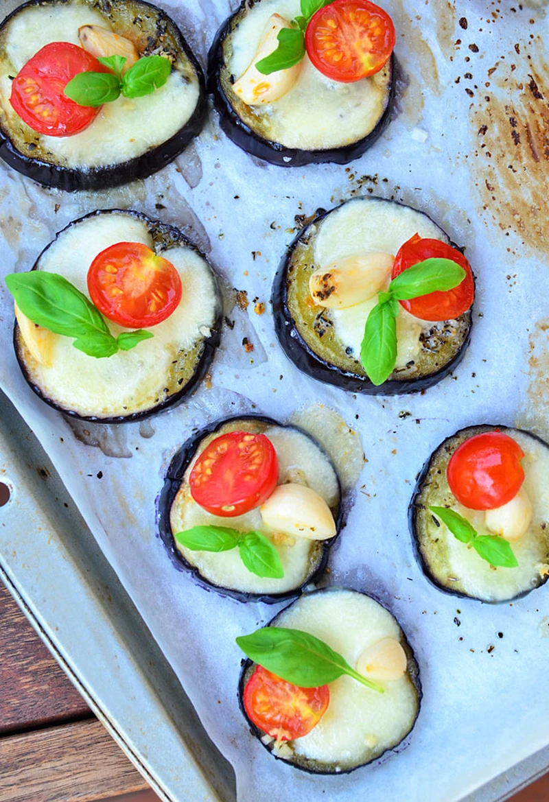 Mini pizze z bakłażana z mozzarellą, pomidorami i czosnkiem - BEZ mięsa i ciasta