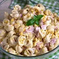 Sałatka z tortellini i ananasem