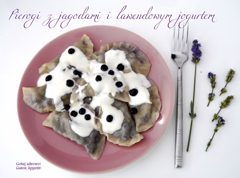 Pierogi z jagodami i lawendowym sosem jogurtowym