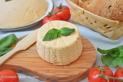 Domowy ser z jogurtu z suszonymi pomidorami i bazylią