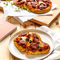 Ekspresowa pizza z chlebków naan z chorizo i mozzarellą