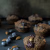 Czekoladowe muffiny cukiniowo-marchewkowe z borówkami