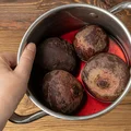 Ile buraków potrzeba na barszcz czerwony? Przepis na domowy zakwas i idealny wigilijny barszcz!