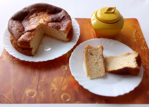 Pyszny sernik na bezglutenowym, kruchym spodzie – przepis krok po kroku