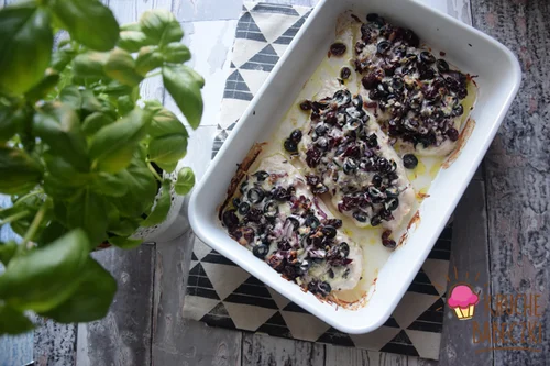 FILETY Z INDYKA PIECZONE Z ŻURAWINĄ, OLIWKAMI, CEBULKĄ I MOZZARELLĄ