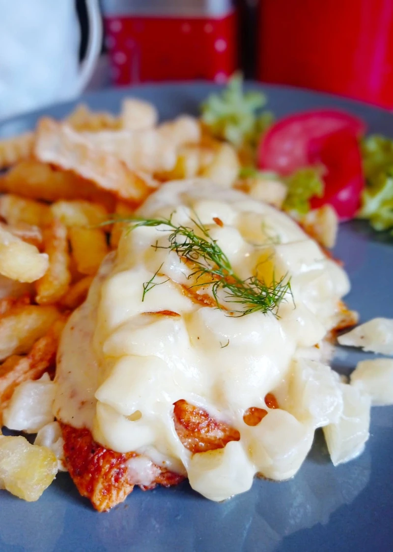 Grillowany filet z kurczaka zapiekany z kremowym ananasem