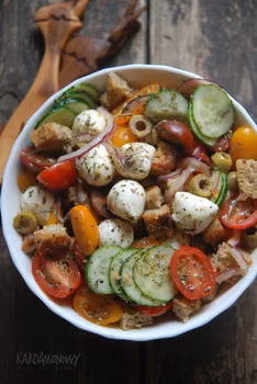 Panzanella z ogórkami i mozzarellą