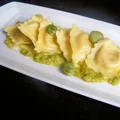 Ravioli z bobem , miętą i ricottą