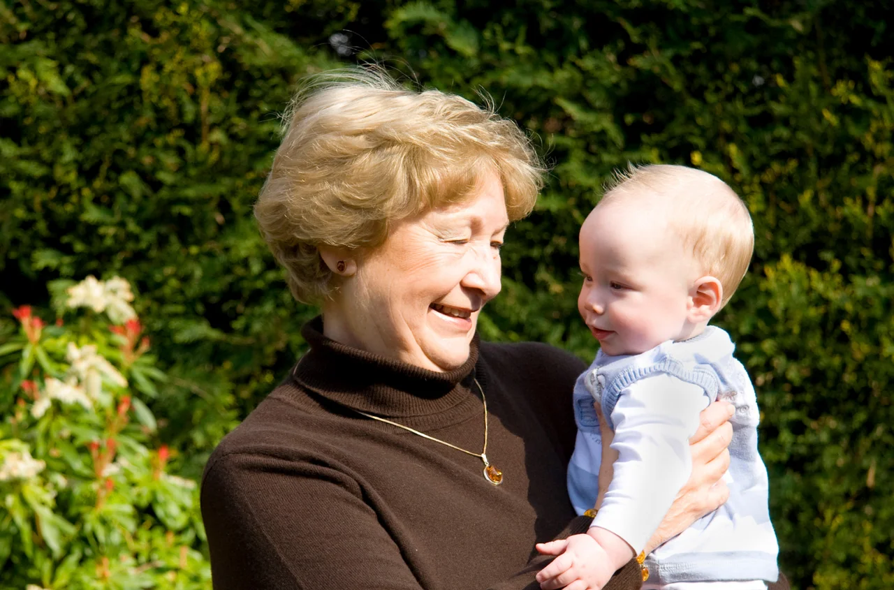 Czym się różni babcia od strony mamy, a taty? Ta różnica może Cię zaskoczyć!