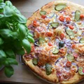 Pizza z boczkiem, ogórkiem kiszonym, cebulką i pomidorem