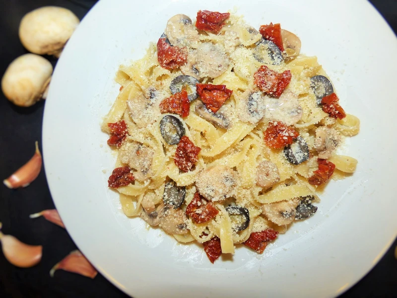 Tagliatelle z pieczarkami, oliwkami i suszonymi pomidorami