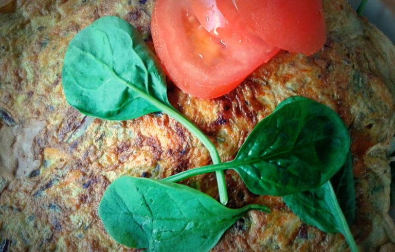 Omlet z marchewką i szpinakiem