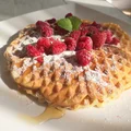 Wafle z mascarpone i malinami
