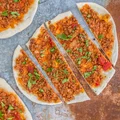 Lahmacun czyli cieniutka turecka pizza.