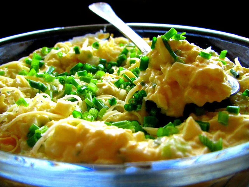 Pasta Jajeczna z Serem i Czosnkiem