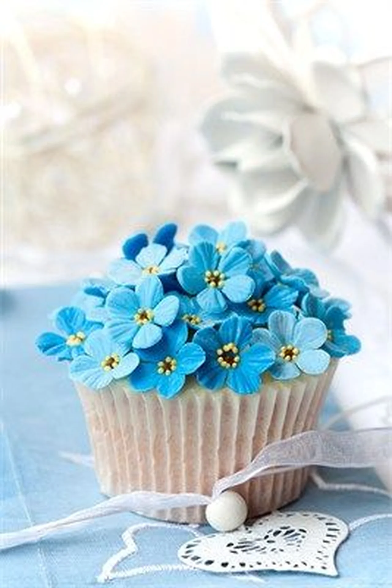 Babeczka z niebieskimi kwiatkami