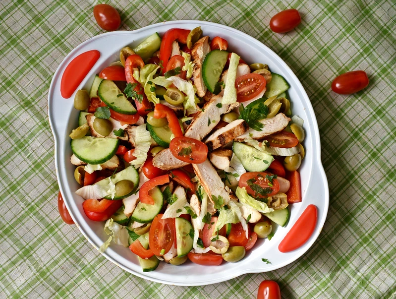 Fit sałatka z grillowaną piersią z kurczaka