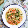 Spaghetti z pomidorem i cukinią w natce pietruszki
