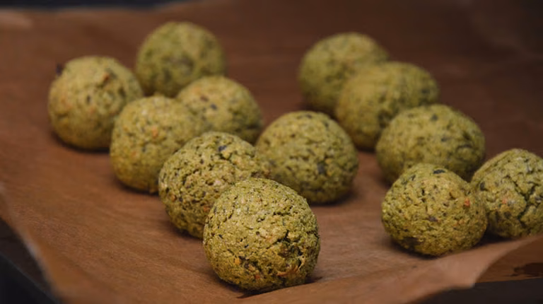 groszkowe falafele z melisą