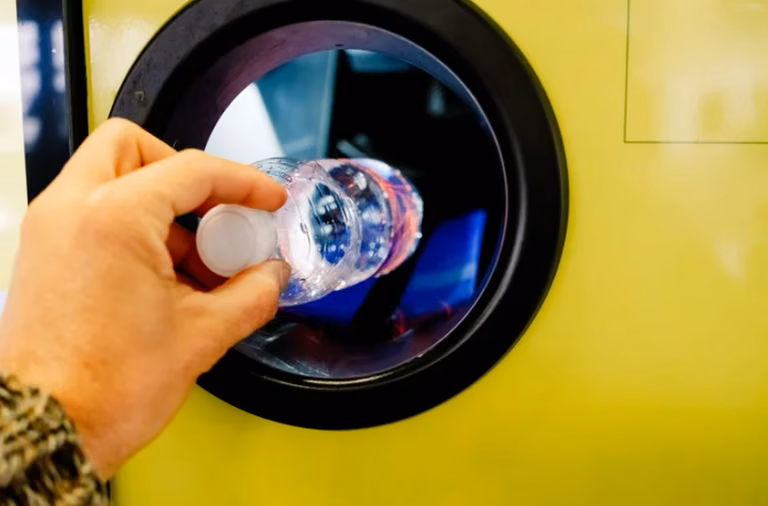 System kaucyjny w popularnym supermarkecie! Klienci otrzymują kupony!