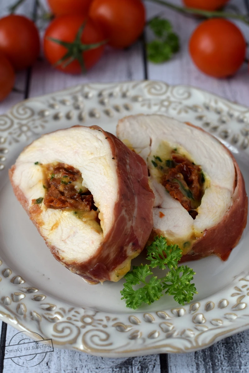Roladki z kurczaka z mozzarellą i suszonymi pomidorami