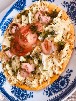 Omlet kapuściany z serem brie i łososiem wędzonym
