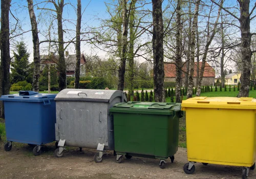 Nowe zasady segregacji odpadów! Czerwone i białe kosze na śmieci zalewają polskie miasta i zaskoczyły mieszkańców